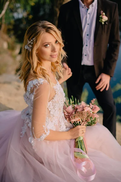 Portrait d'une jeune mariée regardant dans la caméra — Photo