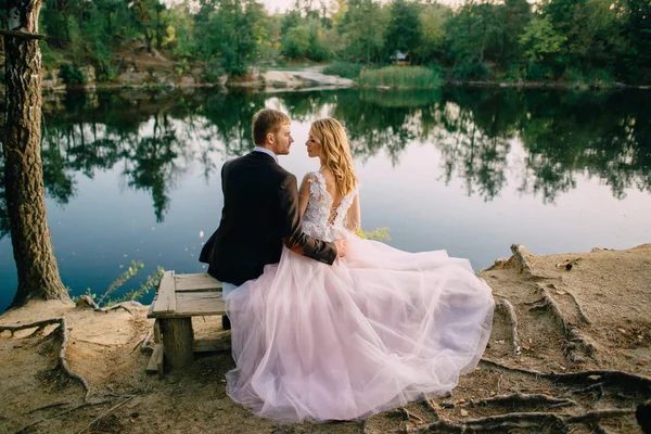 Recém-casados na margem do lago em uma noite de verão — Fotografia de Stock