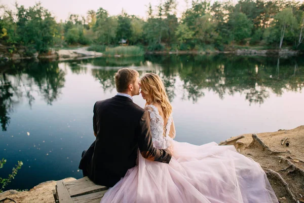 Recém-casados na margem do lago em uma noite de verão — Fotografia de Stock