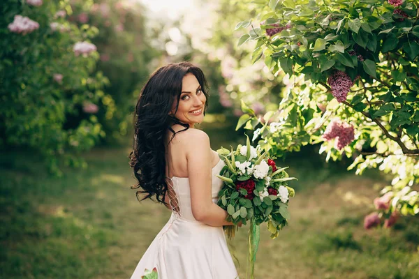 Портрет молодої нареченої в квітучому бузковому саду — стокове фото