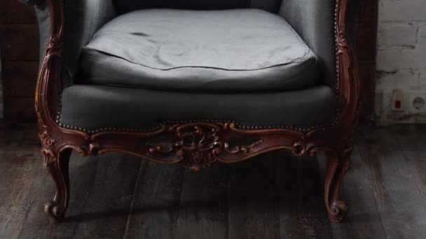 Luksusowy fotel vintage stoi w pobliżu okna w pokoju — Wideo stockowe