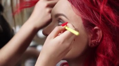 Makyöz göz kapakları Güzellik Salonu istemciye boyalar