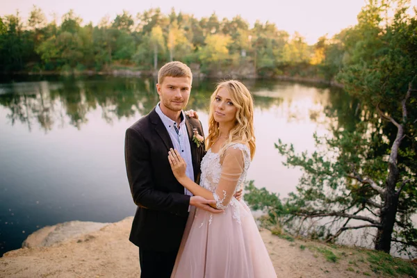 Boldog ifjú házasok a természet háttér portréja — Stock Fotó