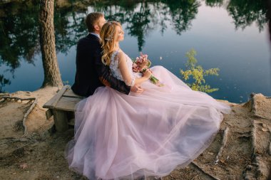 bir yaz akşamı göl kıyısında yeni evliler