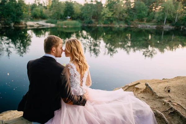 Novomanželé na břehu jezera na letní večer — Stock fotografie