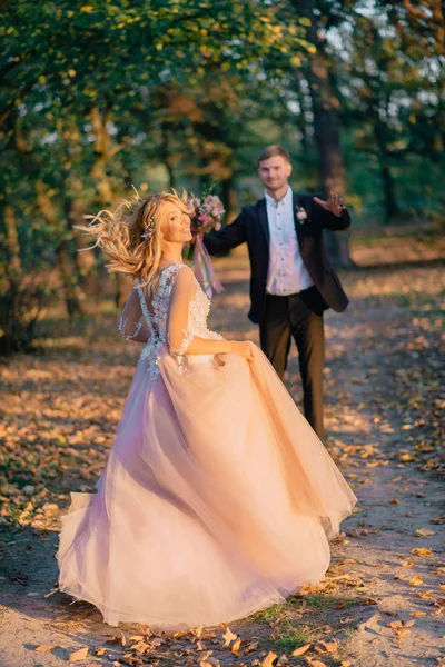 Щаслива наречена біжить назустріч своєму нареченому — стокове фото