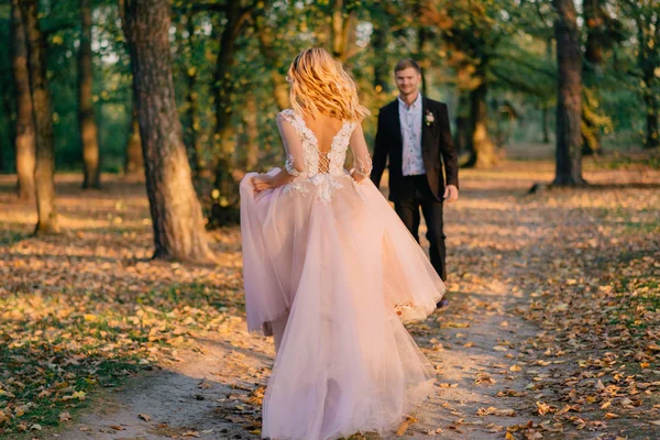 Mariée heureuse courant à la rencontre de son marié — Photo