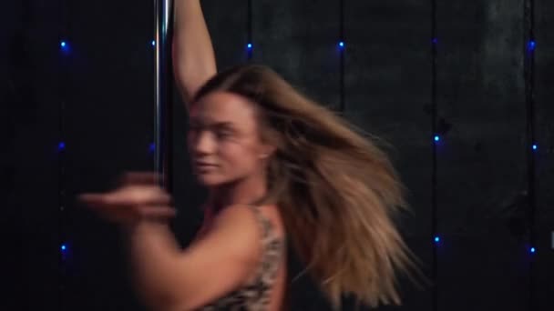 Sexy meisje met vliegende haar pole dans. — Stockvideo