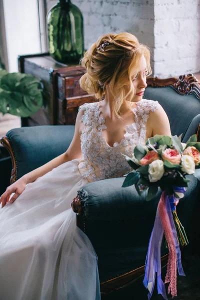 Porträt einer jungen schönen Braut im Inneren — Stockfoto