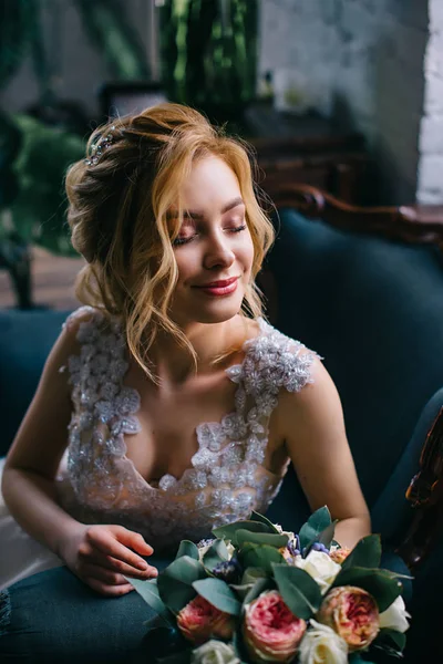 Retrato de uma jovem noiva bonita no interior — Fotografia de Stock