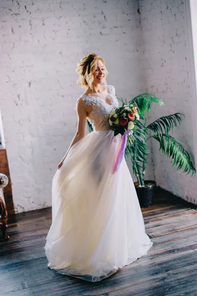 Retrato de una joven novia hermosa en un loft — Foto de Stock