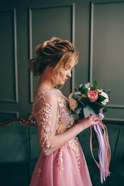 Genç güzel kadın vintage bir odada pembe elbise ayakta — Stok fotoğraf
