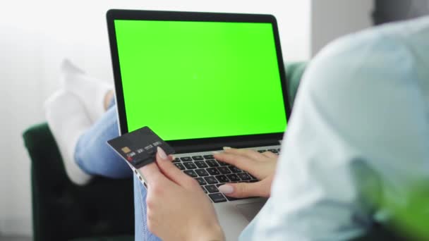 Close-up hand van vrouwen kopen online met credit card. — Stockvideo