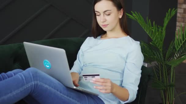Молода жінка радіє за успішну онлайн оплату кредитною карткою — стокове відео