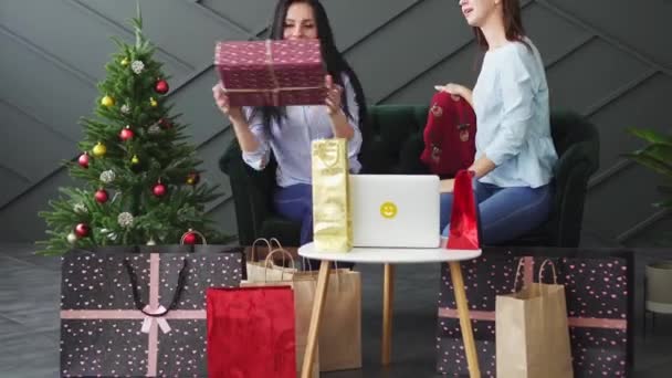 Kobieta daje swojemu przyjacielowi prezent świąteczny — Wideo stockowe