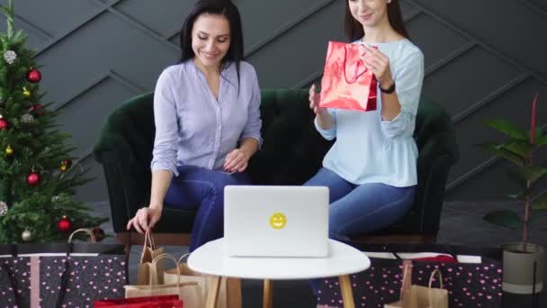 Zwei Freundinnen erwägen Einkäufe im Online-Shop. — Stockvideo