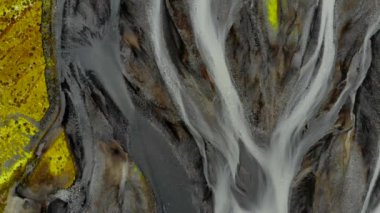 İzlanda 'daki buzul nehrinin yukarıdan aşağı görüntüsü