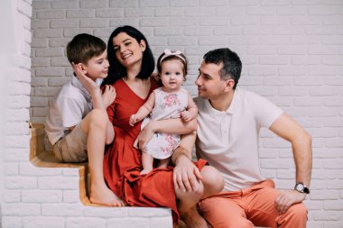 evde genç mutlu bir aile portresi