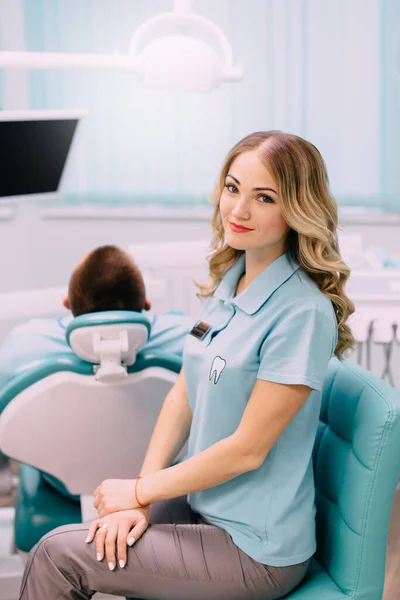 Portret młodej dentystki w miejscu pracy — Zdjęcie stockowe