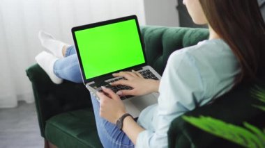 Genç kadın, çevrimiçi kredi kartıyla başarılı bir ödeme yaptığı için seviniyor