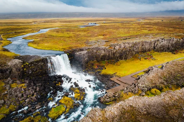 Widok z lotu ptaka jesienny krajobraz Islandii, skalisty kanion z wodospadem. — Zdjęcie stockowe