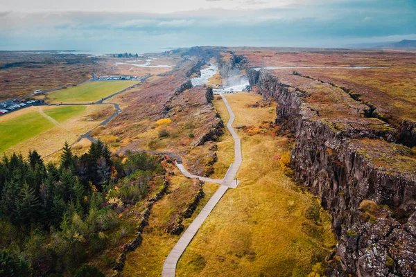 Верхній вид Скелястий каньйон з водоспадом в Ісландії, осінній пейзаж. — стокове фото