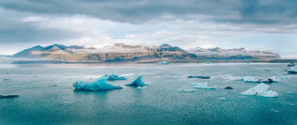 Krásná krajina s plovoucími ledovci v Jokulsarlonské ledovcové laguně — Stock fotografie