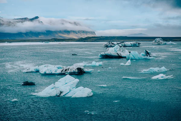 Festői kilátással a jéghegyek gleccser lagúna, Izland. — Stock Fotó