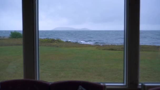 Triste vista de la ventana de olas en el lago, día lluvioso — Vídeos de Stock