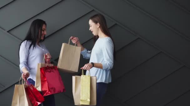Dos mujeres felices disfrutan de ir de compras, concepto de viernes negro — Vídeo de stock