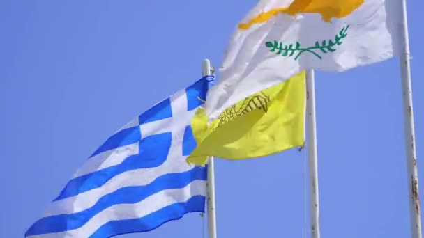 Fahnen Zyperns und Griechenlands flattern im Wind — Stockvideo