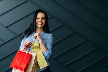 Alışveriş torbalarını elinde tutan mutlu kadın, Kara Cuma konsepti.