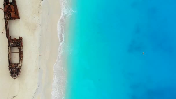 Сверху вниз вид на пляж Navagio Shipwreck Beach в Закинтос Греция — стоковое видео