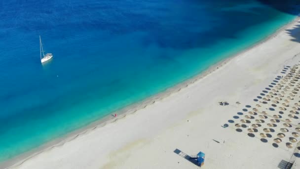 Güneşli bir günde Myrtos plajının hava manzarası, Kefalonia, Yunanistan — Stok video