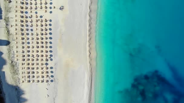 Felülről kilátás gyönyörű homokos strand a Jón-tenger, Görögország — Stock videók