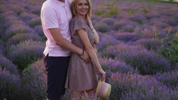 Retrato de pareja joven de pie en el campo de la lavanda floreciente — Vídeos de Stock
