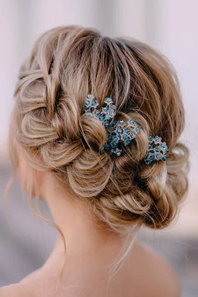 Visão traseira das noivas casamento penteado, close-up — Fotografia de Stock