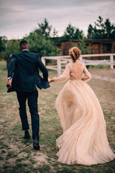 Mutlu çift gün batımında çiftlikte yürüyorlar, dikiz aynasından.