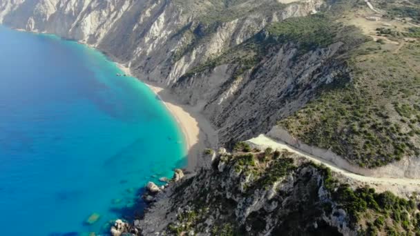 ケファロニア島の美しい無人島のビーチの空中ビュー — ストック動画
