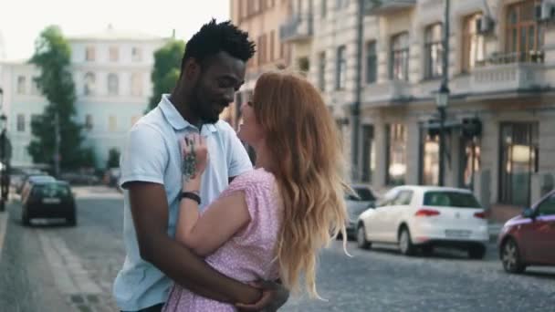 Jong koppel in liefde staande en teig knuffelen op straten van Europese steden — Stockvideo