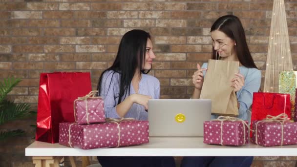 Két barátnő mutatja meg egymásnak a vásárlást, fekete péntek koncepció. — Stock videók
