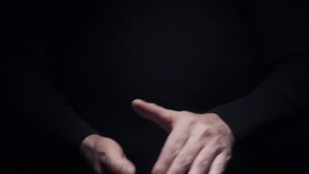 Gros plan des mains, un homme applaudit sur un fond noir — Video