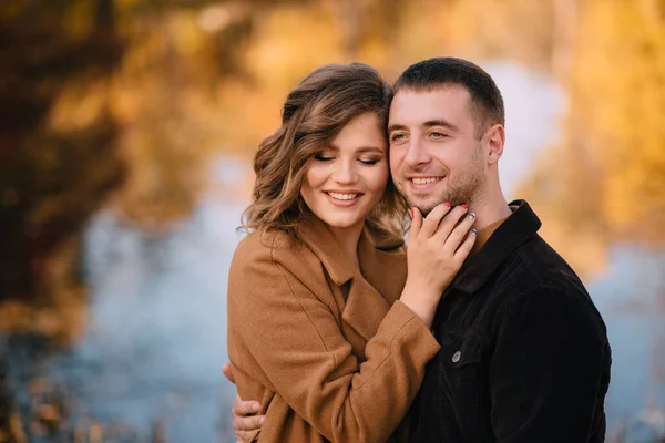 Feliz joven pareja abrazándose en el parque de otoño, primer plano retrato —  Fotos de Stock