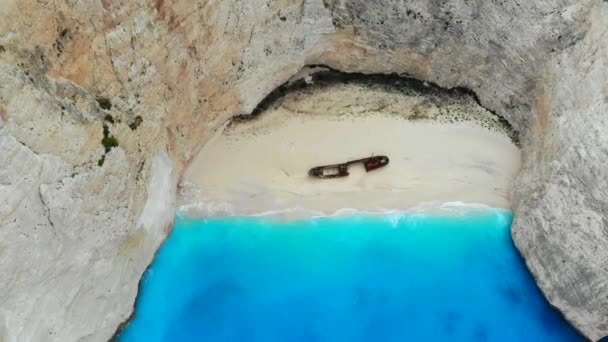 Een drone vliegt terug over Shipwreck Beach van Zakynthos Island op een zonnige dag — Stockvideo