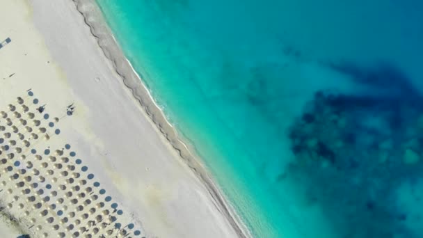 위쪽에서 내려다보면 그리스 이오니아 해의 아름다운 모래사장이 보인다 — 비디오