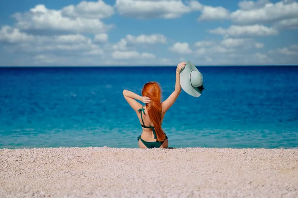 Kaunis punatukkainen nainen bikineissä rannalla, peruutusnäkymä — kuvapankkivalokuva