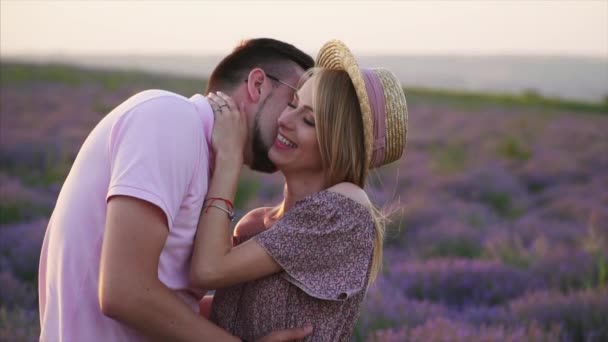 Jovens beijos casal no campo de lavanda floração, câmera lenta — Vídeo de Stock