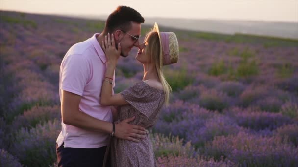 Joven pareja besos en flor lavanda campo, cámara lenta — Vídeos de Stock