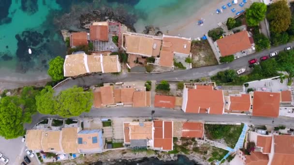 Shora dolů letecký výhled, let přes střechy středomořského turistického města — Stock video