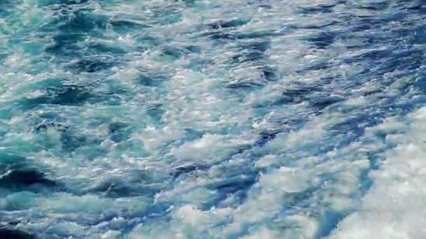 Ślady piany morskiej na wodzie ze statku — Wideo stockowe